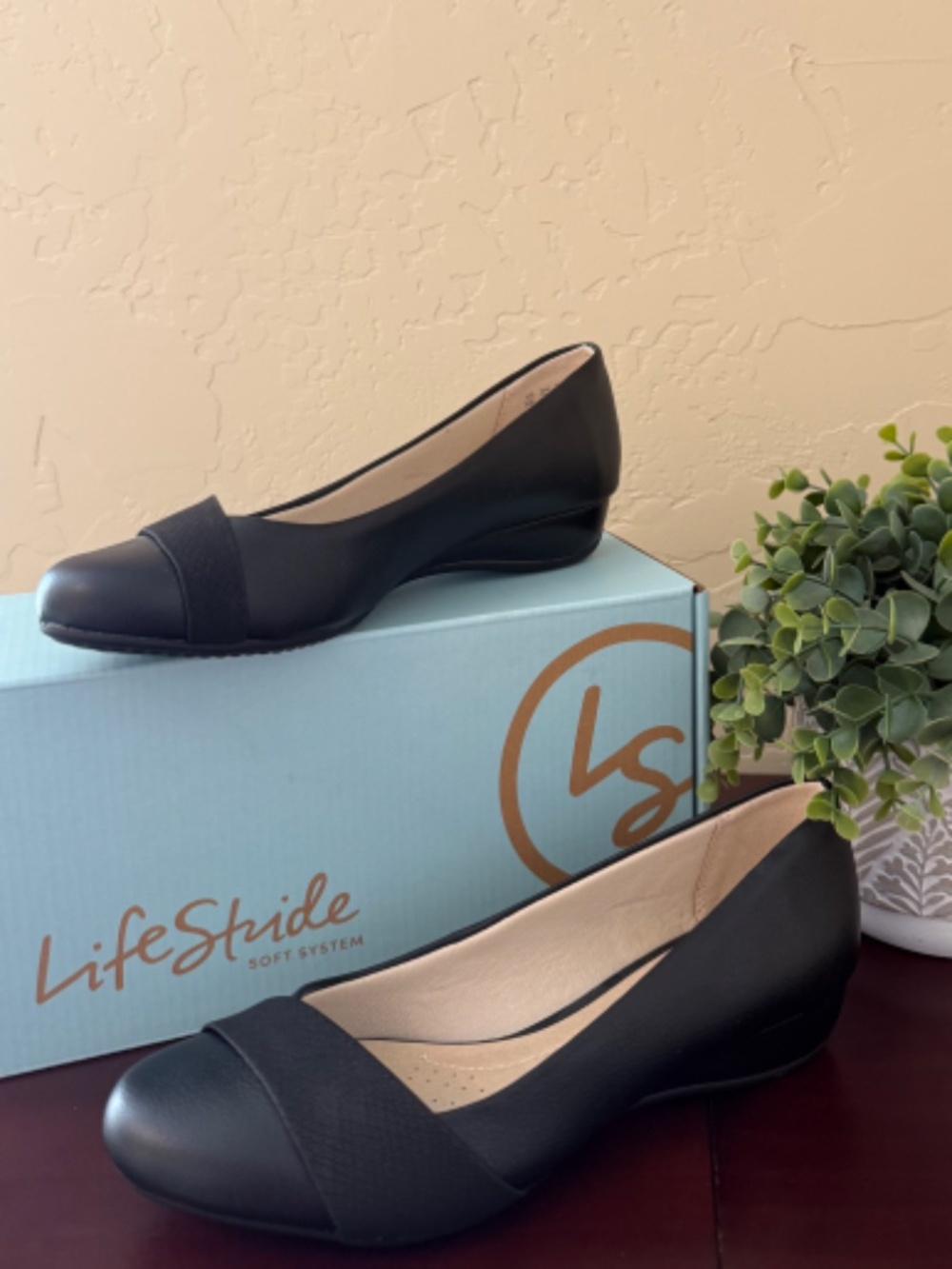 NWT Life Stride Dylan Black Flats Size 8 Wide
